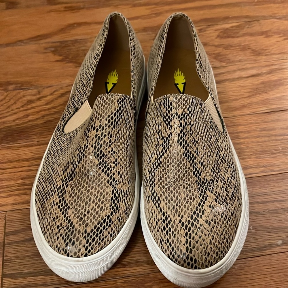 VOLATILE Women's Bolzano Sneaker Tan - Size 8.5